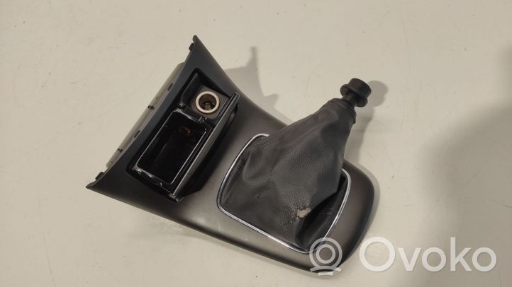 Toyota Avensis T250 Rivestimento in plastica cornice della leva del cambio 92142