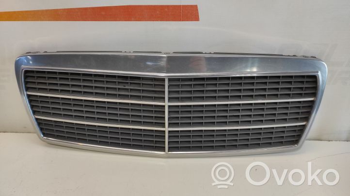 Mercedes-Benz E W210 Maskownica / Grill / Atrapa górna chłodnicy 2108880023