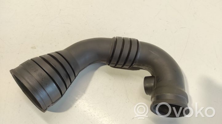 Volkswagen PASSAT B5 Tube d'admission de tuyau de refroidisseur intermédiaire 8D0129615A