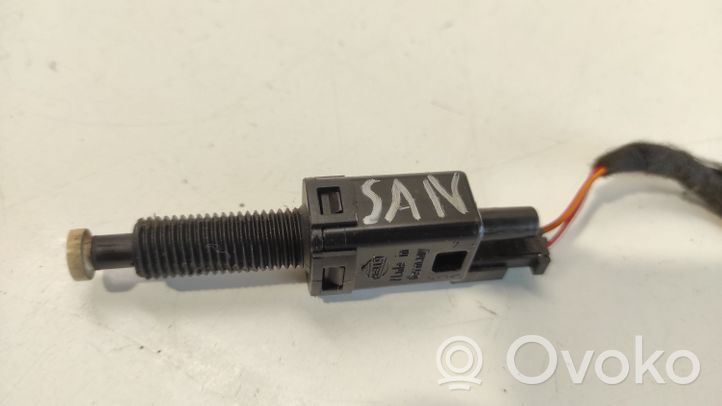 Volkswagen PASSAT B5 Clutch pedal sensor 811907343B