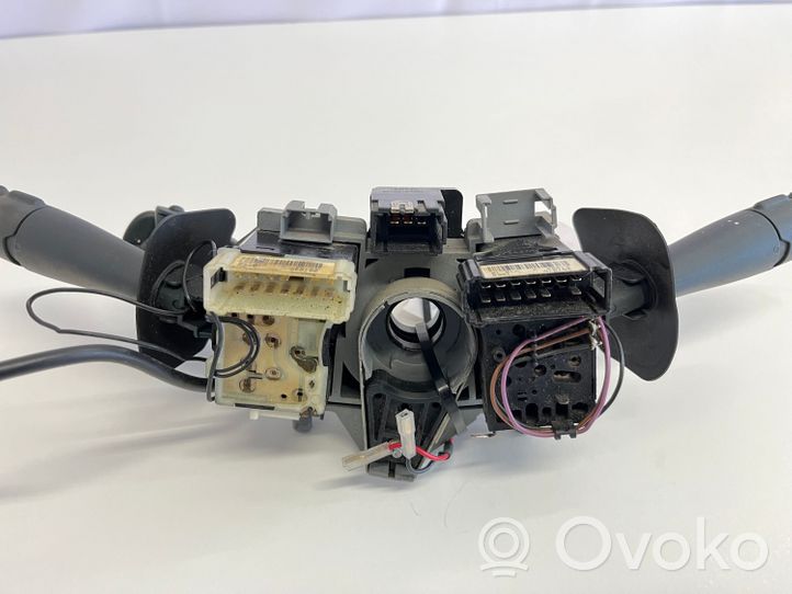 Renault Megane II Leva/interruttore dell’indicatore di direzione e tergicristallo V7700437249