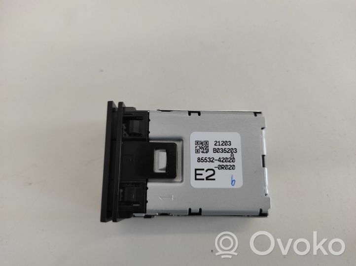 Toyota RAV 4 (XA50) Connecteur/prise USB 8553242020