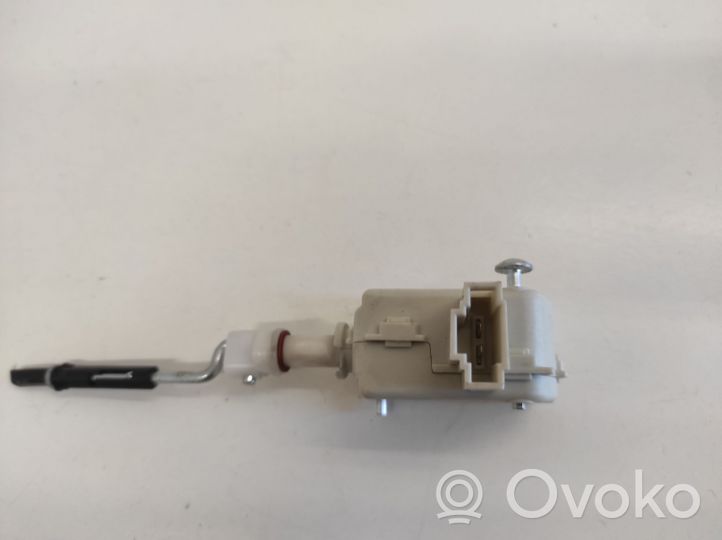 Volkswagen Touareg I Moteur de verrouillage trappe à essence 1J08167739