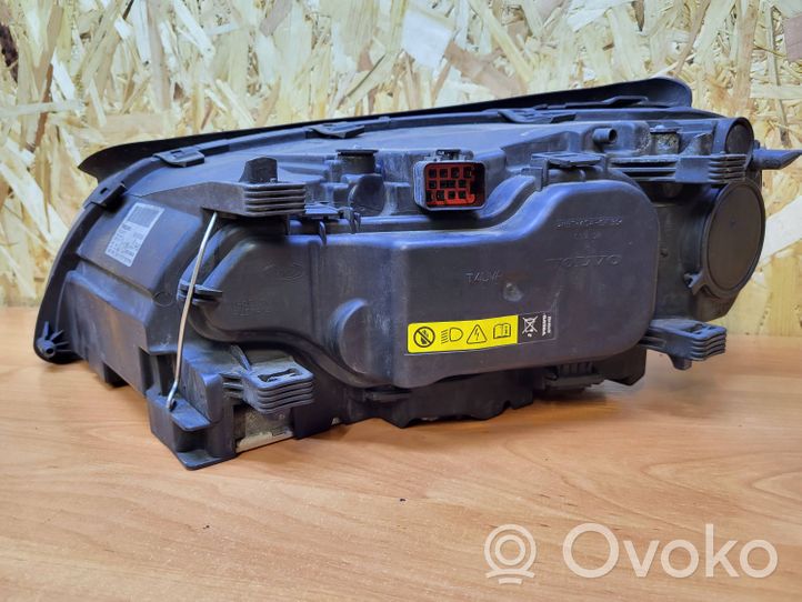 Volvo XC70 Lampa przednia 31214171