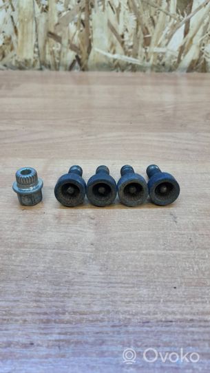 BMW 3 E92 E93 Anti-theft wheel nuts and lock 