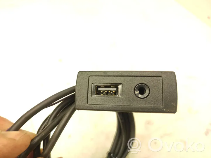 Mercedes-Benz Sprinter W906 USB-pistokeliitin 122239