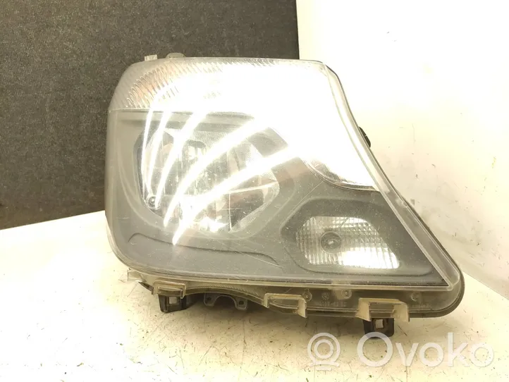 Mercedes-Benz Sprinter W906 Lampa przednia A9068202661