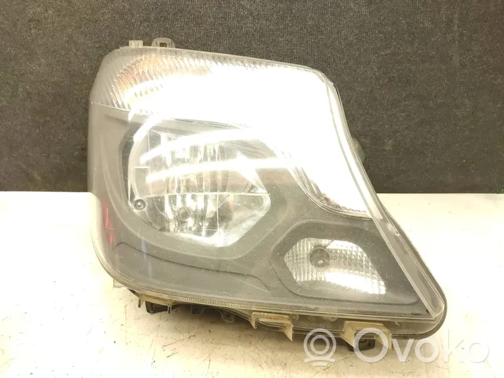 Mercedes-Benz Sprinter W906 Lampa przednia A9068202661