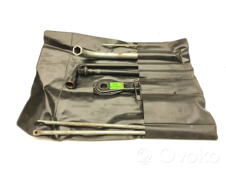 Mercedes-Benz Vito Viano W639 Tool set A6395800103