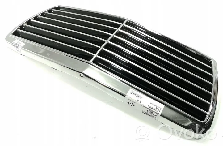 Mercedes-Benz E W124 Grille calandre supérieure de pare-chocs avant 1613039