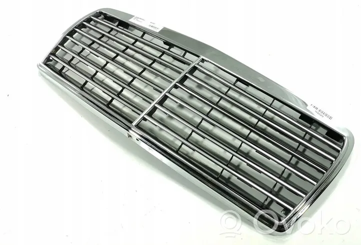 Mercedes-Benz E W124 Grille calandre supérieure de pare-chocs avant 1613039