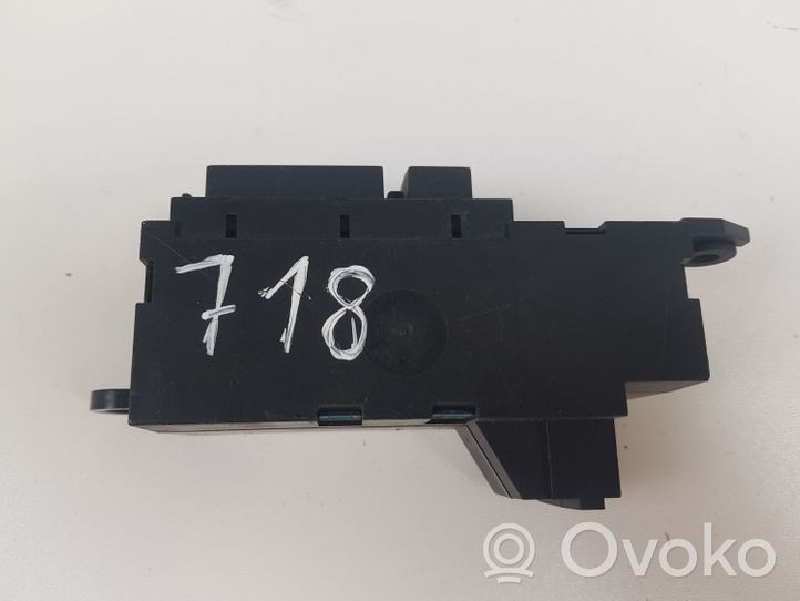 Audi A8 S8 D3 4E Moottorin start-stop-painike/kytkin 