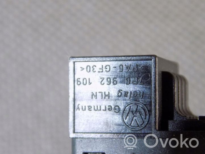Volkswagen Touareg II Interrupteur d'ouverture de coffre 7P6959831A