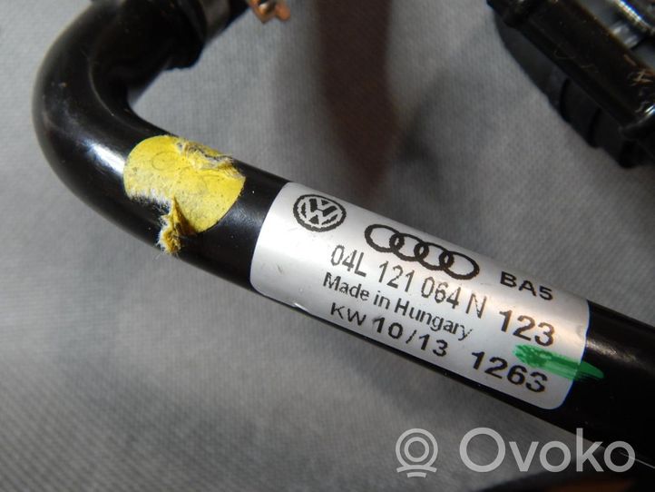 Audi Q3 8U Tubo flessibile del liquido di raffreddamento del motore 04L121064N