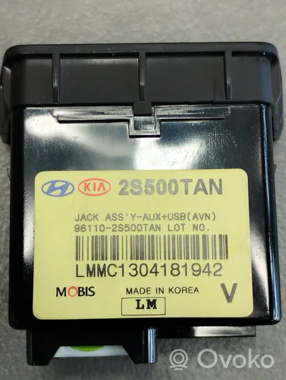 Hyundai ix35 Connettore plug in AUX 961102S500TAN