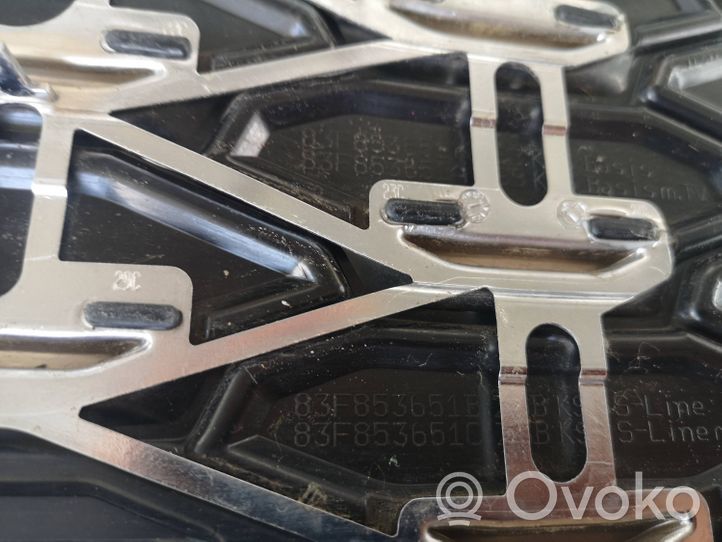 Audi Q3 F3 Grotelės viršutinės 83A853651B