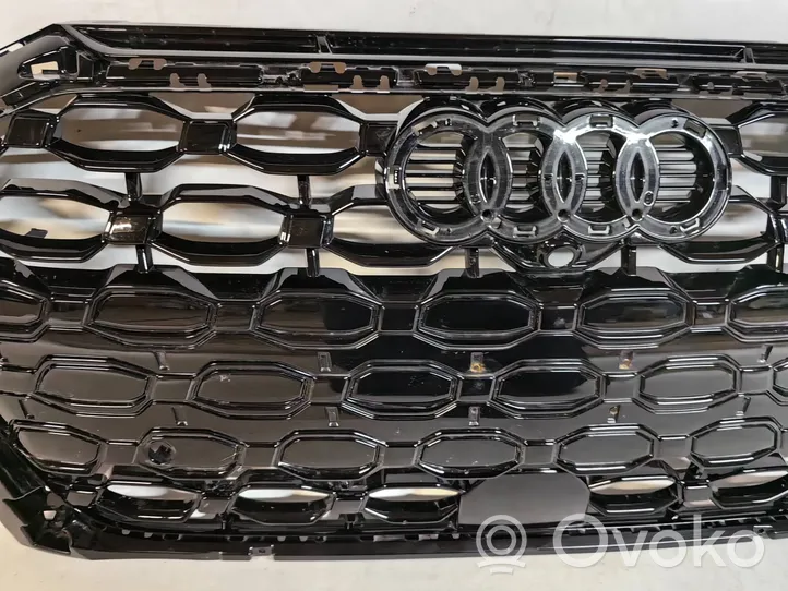 Audi RS3 8Y Grille calandre supérieure de pare-chocs avant 8Y0853651H