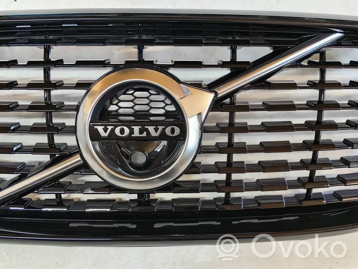 Volvo XC60 Grotelės viršutinės 31457607