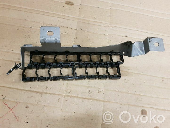 Volkswagen Transporter - Caravelle T5 Relay mounting block 7H1971301A