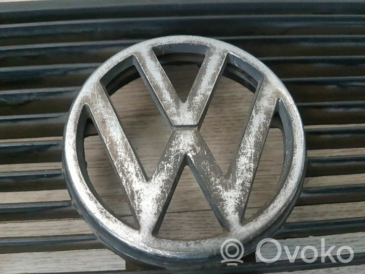 Volkswagen Golf I Etupuskurin ylempi jäähdytinsäleikkö 321853601