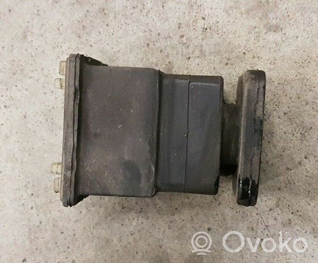 Volkswagen Transporter - Caravelle T5 Fixation de radiateur 7H0121276A