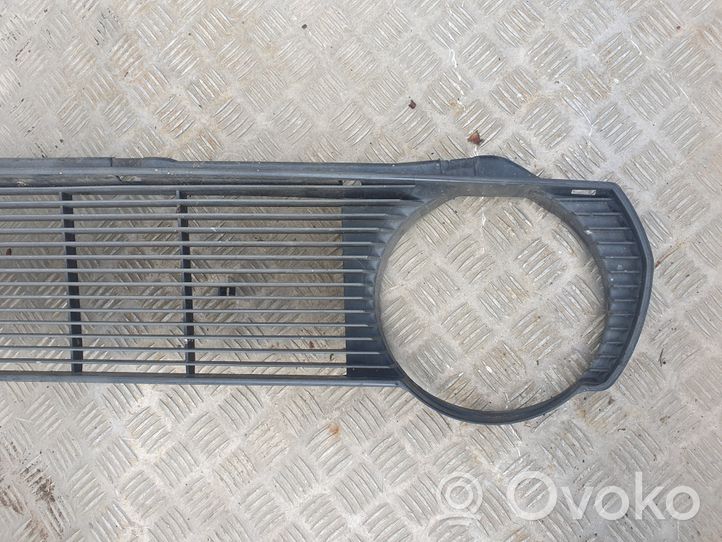 Volkswagen PASSAT Griglia superiore del radiatore paraurti anteriore 321853653