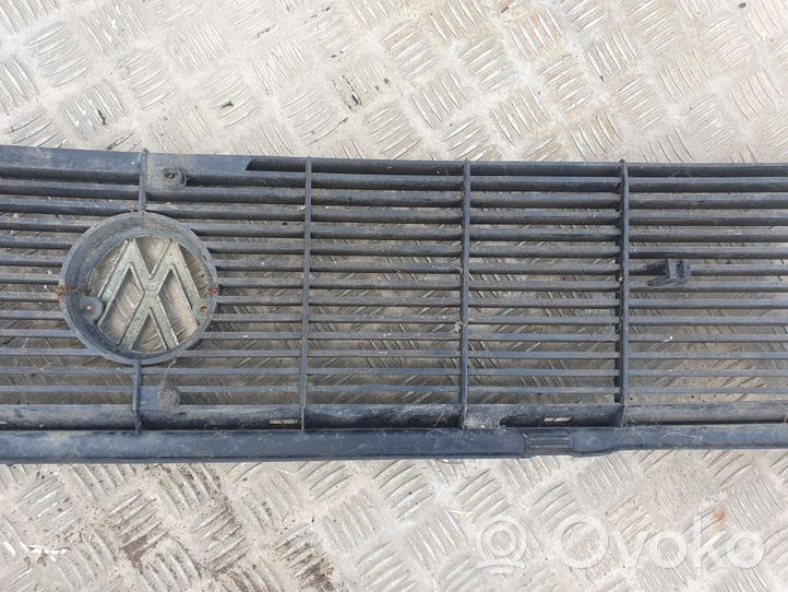 Volkswagen PASSAT Grille calandre supérieure de pare-chocs avant 321853653