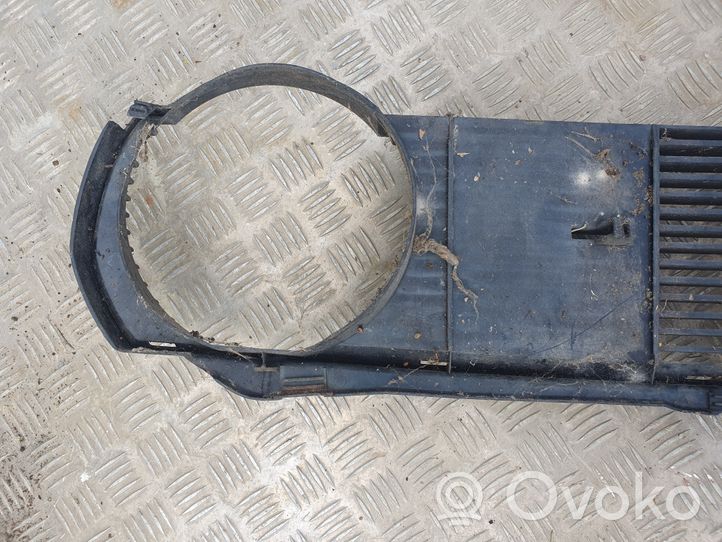 Volkswagen PASSAT Maskownica / Grill / Atrapa górna chłodnicy 321853653