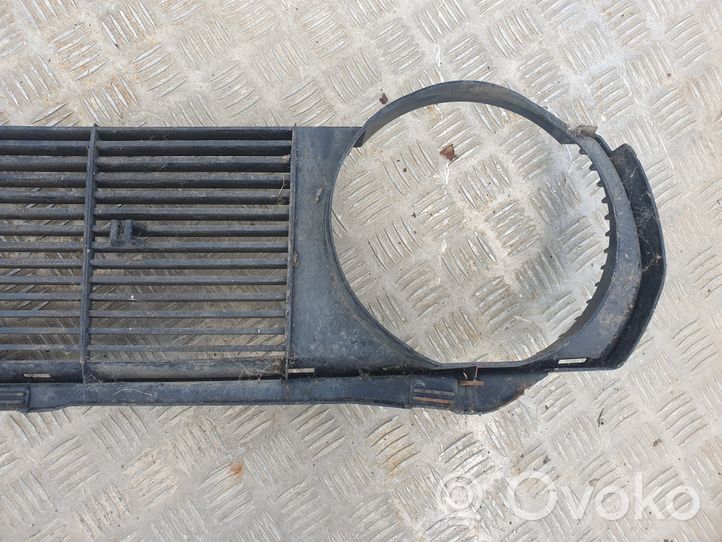 Volkswagen PASSAT Augšējais režģis 321853653