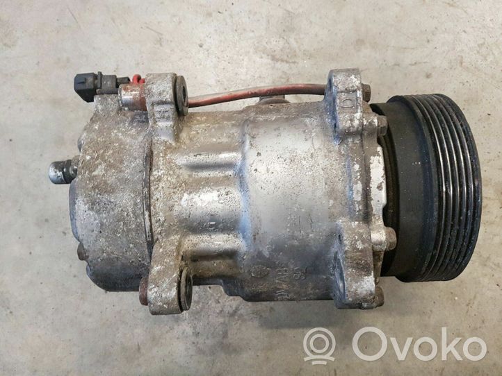 Volkswagen PASSAT B4 Ilmastointilaitteen kompressorin pumppu (A/C) 1H0820803D