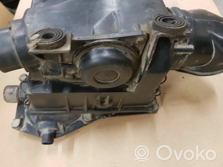 Volkswagen PASSAT B3 Ilmansuodattimen kotelo 357129628A