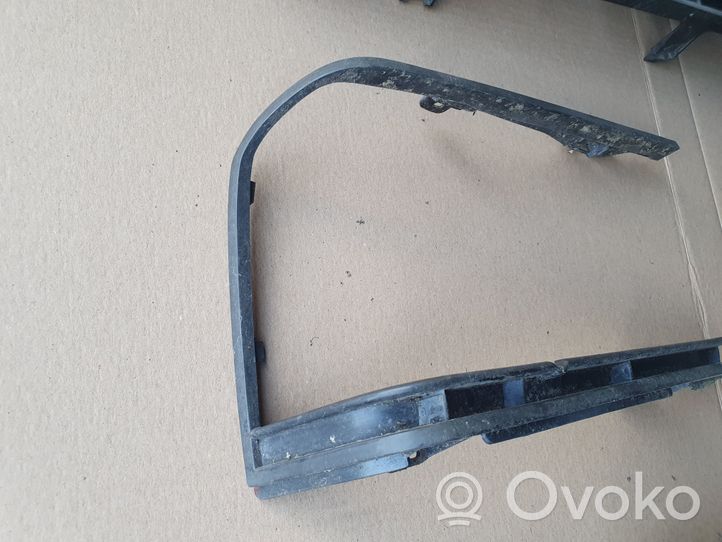 Volkswagen Jetta I Grille calandre supérieure de pare-chocs avant 161853653