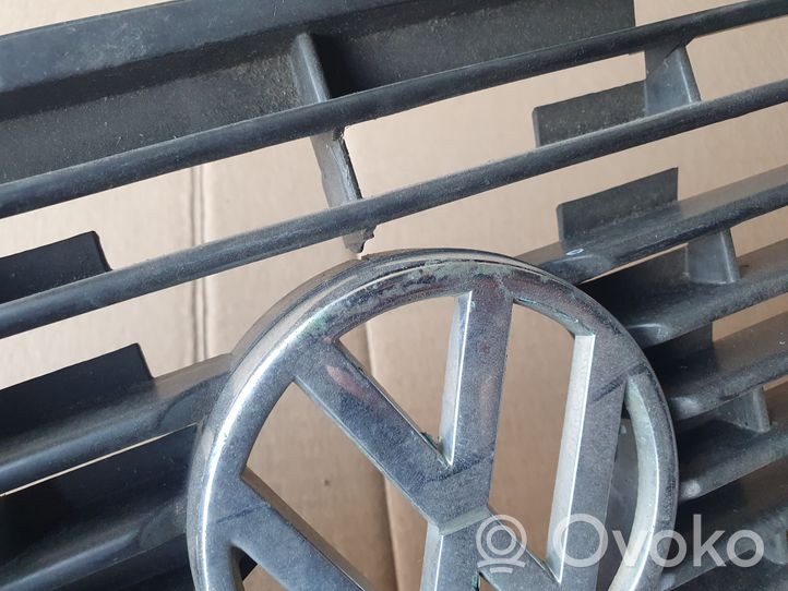 Volkswagen Jetta I Grille calandre supérieure de pare-chocs avant 161853653