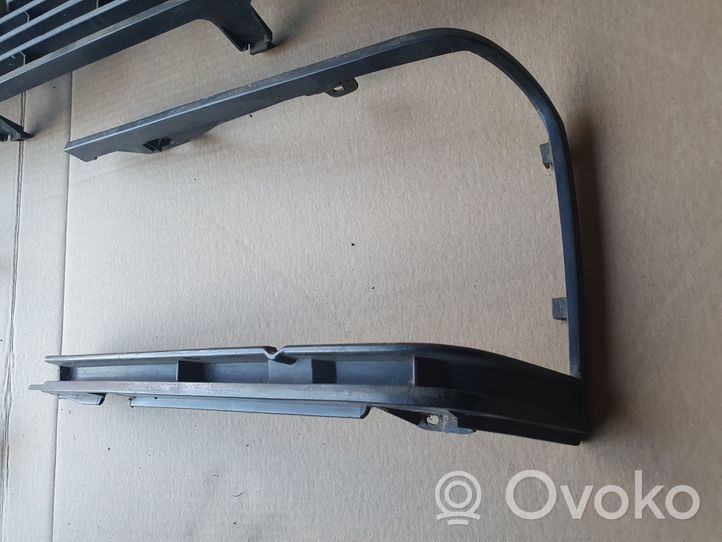 Volkswagen Jetta I Grille calandre supérieure de pare-chocs avant 161853653