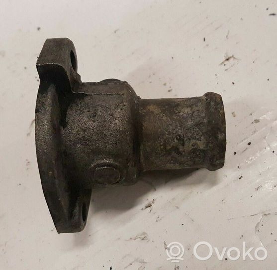 Volkswagen Jetta I Tuyau de liquide de refroidissement moteur 068121145L