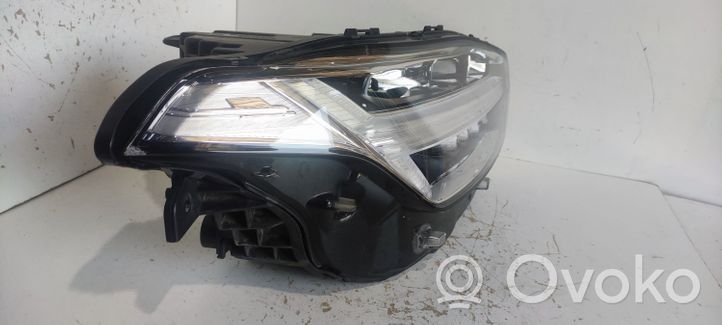 Volvo XC90 Lampa przednia 31468913