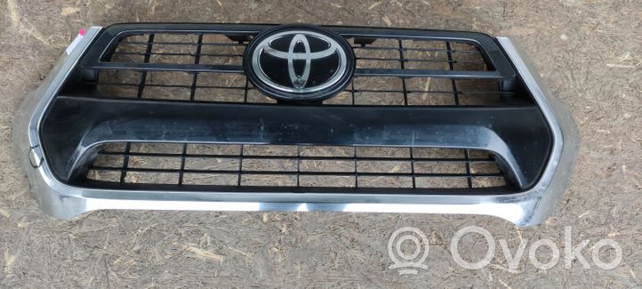 Toyota Hilux (AN120, AN130) Grille calandre supérieure de pare-chocs avant 531000KK00