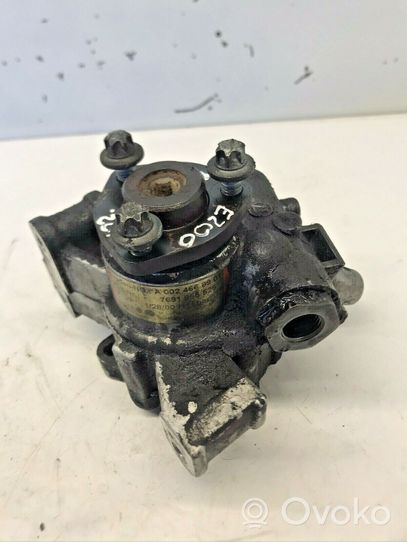 Mercedes-Benz E W210 Pompe de direction assistée A0024668901