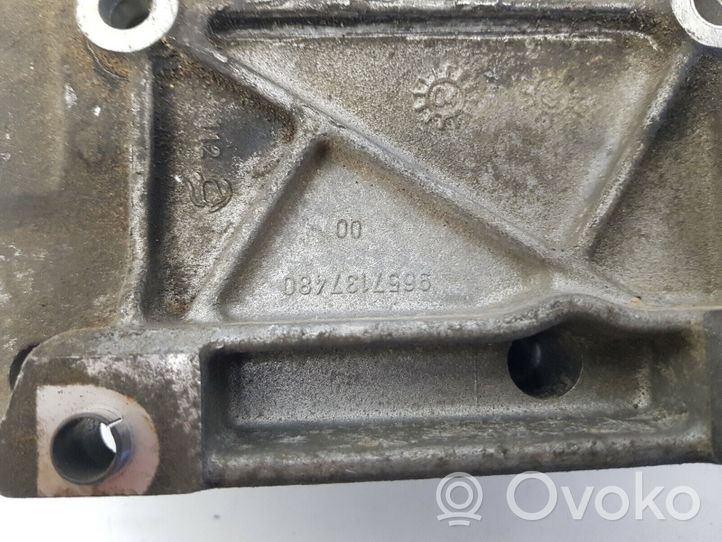 Citroen C4 I Uchwyt / Mocowanie sprężarki klimatyzacji 9657137480