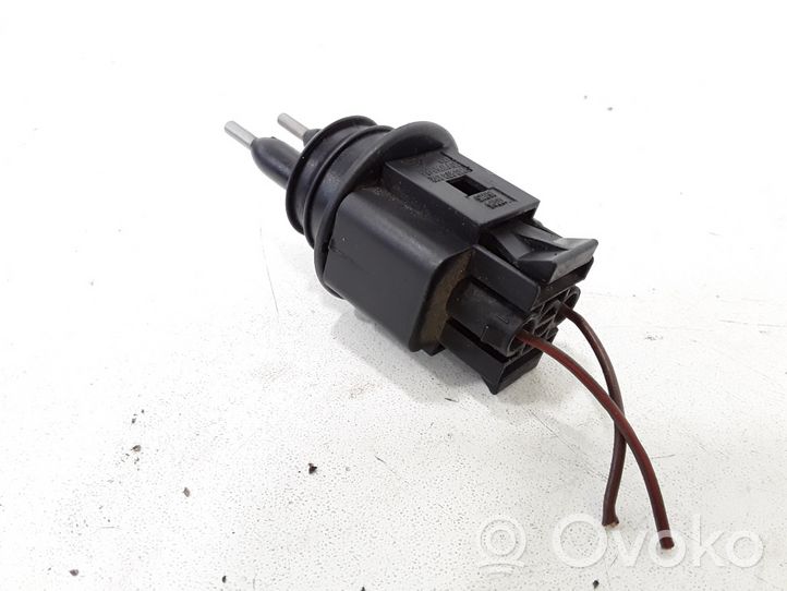 Volkswagen PASSAT B5 Windshield washer fluid level sensor 