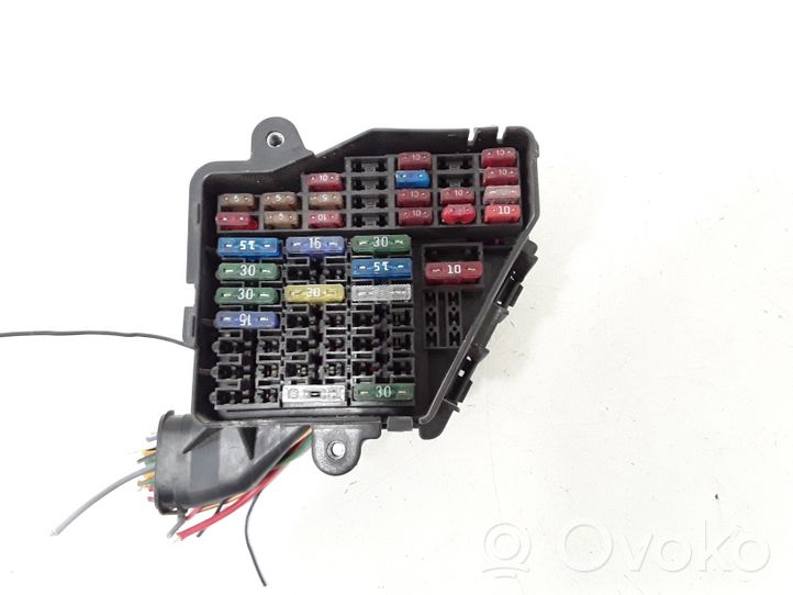 Volkswagen PASSAT B5 Ramka / Moduł bezpieczników 