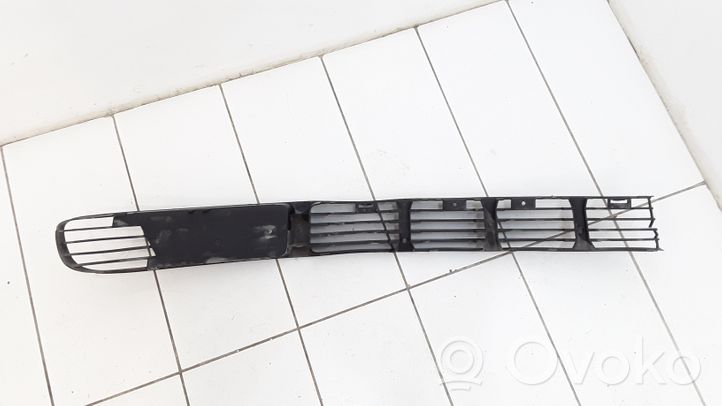 Volkswagen PASSAT B5 Grille inférieure de pare-chocs avant 3B0853677A