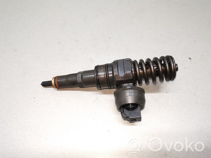 Volkswagen Touran I Fuel injector 038130073AG