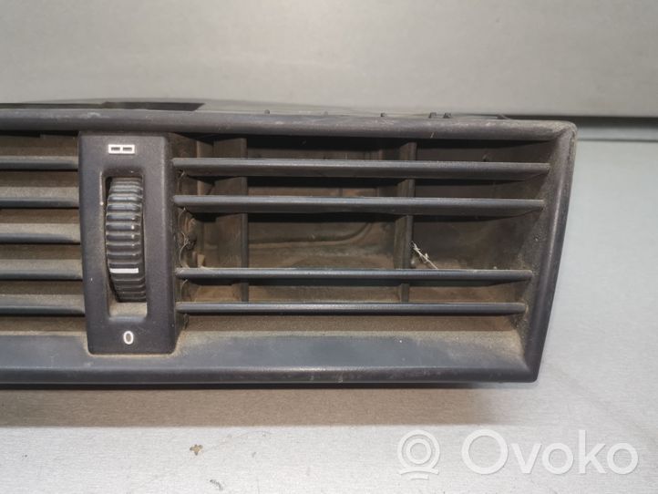 Mercedes-Benz C W202 Griglia di ventilazione centrale cruscotto 2028300554