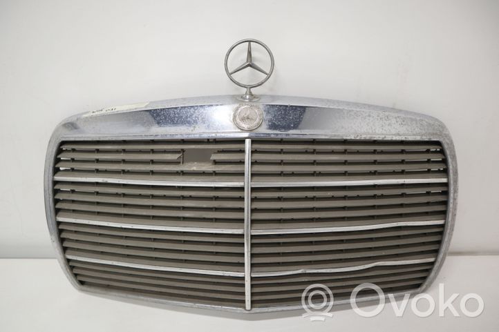 Mercedes-Benz COMPAKT W115 Grotelės priekinės 