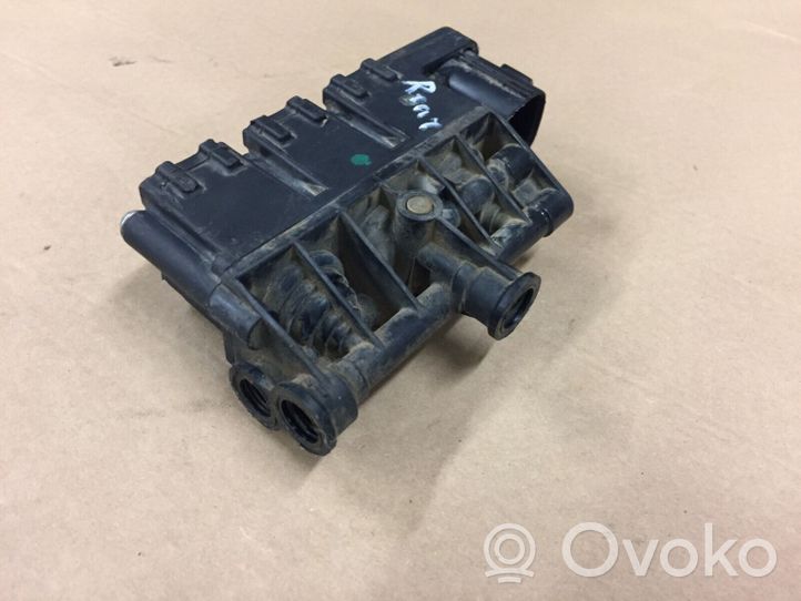 Land Rover Range Rover L322 Rozdzielacz / Blok zaworowy zawieszenia pneumatycznego osi tylnej RVH500060