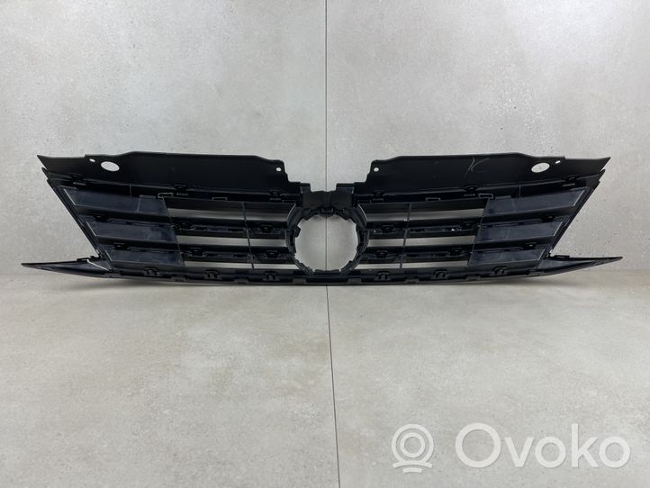 Volkswagen Jetta VI Grotelės viršutinės 5C6853655F