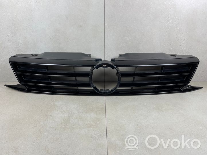 Volkswagen Jetta VI Maskownica / Grill / Atrapa górna chłodnicy 5C6853655F