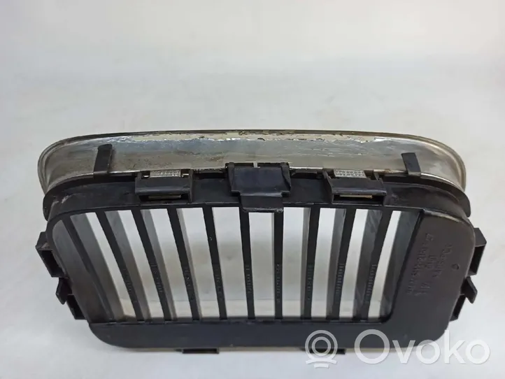 BMW 3 E36 Grille calandre supérieure de pare-chocs avant 51138122237