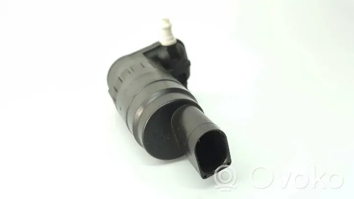 Volkswagen Golf VII Windscreen/windshield washer pump 